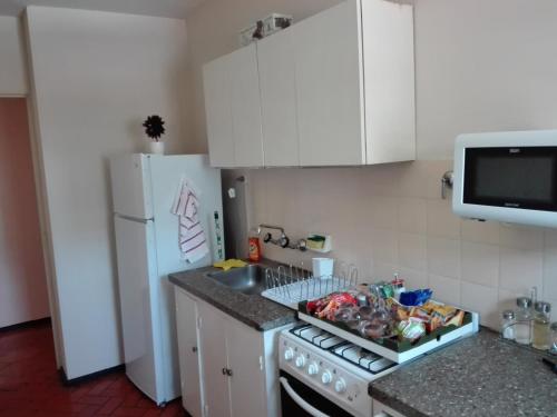 Una cocina con estufa, fregadero y refrigerador. en Colon Apartment, en Mendoza