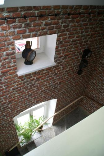 a brick wall with two windows and a teddy bear on a shelf at Bahnhof Frauenstein SCHLOSSBLICK in Frauenstein