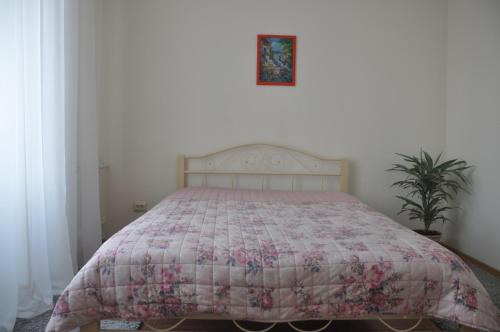 een slaapkamer met een bed met een quilt bij Apartments Theatre Shepkina 2 room in Sumy