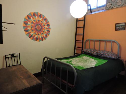 a bedroom with a bunk bed and a ladder at Hostal Casa Verde Limón in Valparaíso