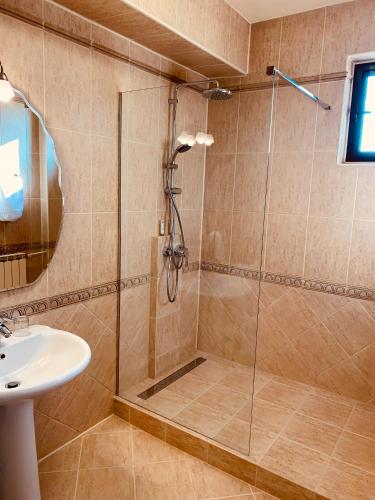 a bathroom with a shower and a sink at Pensiunea Imperial in Târgu-Mureş