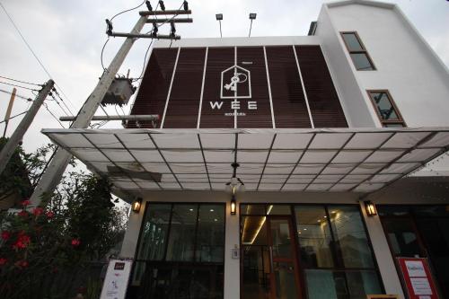 un edificio con un panel solar encima en WEE HOSTEL, en Kanchanaburi