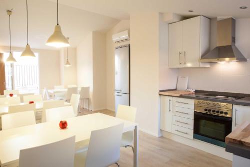 a kitchen and dining room with a table and chairs at Hulot B&B Valencia in Valencia