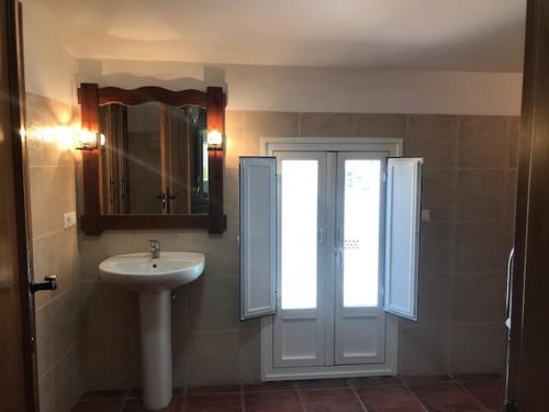 La salle de bains est pourvue d'un lavabo et d'un miroir. dans l'établissement Hotel Patri, à Huéscar