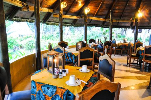 Ein Restaurant oder anderes Speiselokal in der Unterkunft Ankobra Beach Resort 
