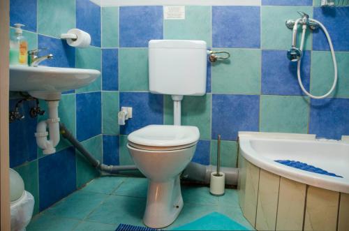 Bilik mandi di Rooms and Apartment Veral-KA