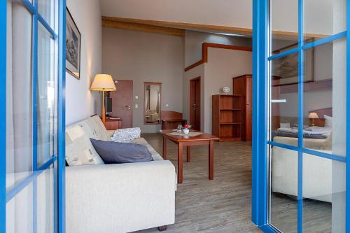 a living room with a couch and a table at Sur la Mer - Pension Garni in Barth
