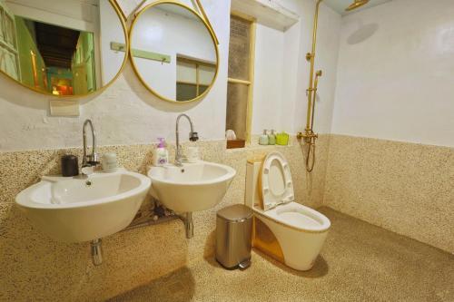 Koupelna v ubytování 台南赤崁月樓Tainan Moon House Inn 台南市民宿登記第295號