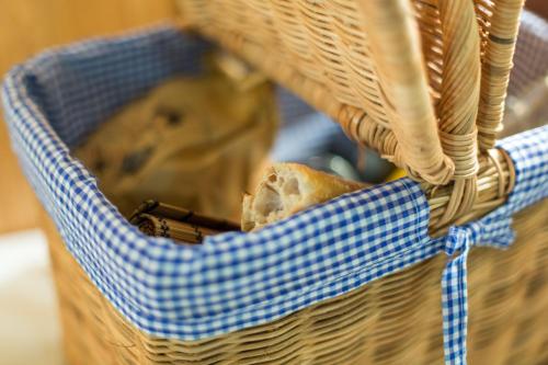 un cesto pieno di pane e un quadretto blu e bianco di Domaine EcÔtelia a Le Nizan