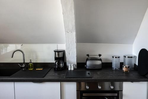 Kuchyň nebo kuchyňský kout v ubytování La Cachette d Artistes - 1 Chambre