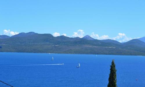 a large blue lake with boats in the water at Valedina Rooms in Nikiana
