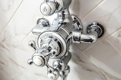 a chrome shower faucet in a bathroom at Burnside Hotel in Stratford-upon-Avon