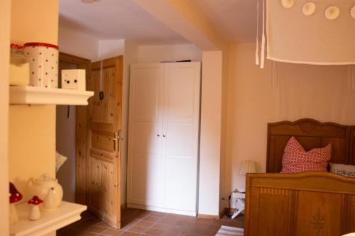 Zimmer mit einem Schlafzimmer mit einem Schrank und einer Tür in der Unterkunft Stadtflucht Lüneburg: Ferienwohnungen Innenstadt in Lüneburg