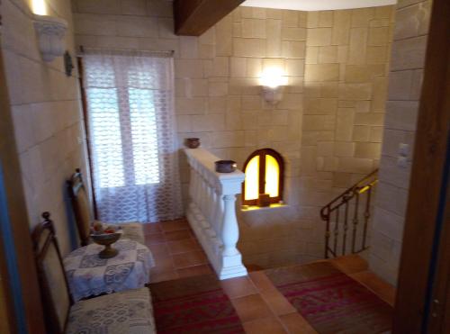Un pasillo con una escalera con una ventana y una escalera. en Villa Silvia, en Ágios Matthaíos