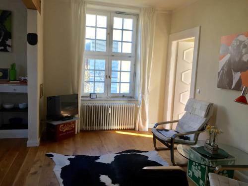 a living room with a chair and a window at trash de luxe in Schleswig