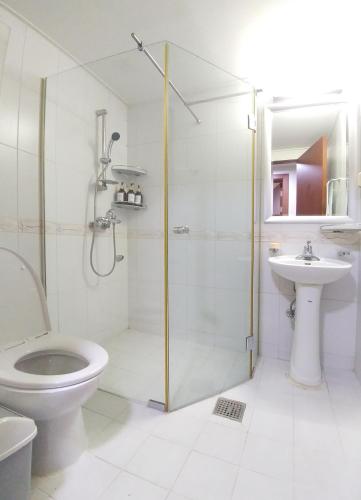 Un baño con ducha, inodoro y lavabo. en Dolma Hongdae, en Seúl