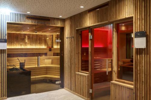 una camera con sauna e pareti in legno di Nennerhof a Tux
