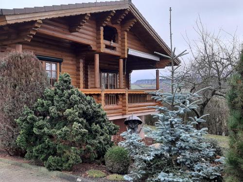 una cabaña de madera con árboles delante de ella en Landhotel Zum Kronprinzen, en Oberwesel