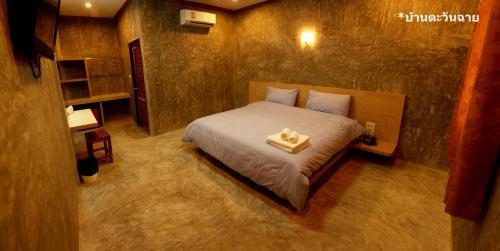 ein Schlafzimmer mit einem Bett und einem Kasten darauf in der Unterkunft Baan Tawan Shine Surin in Surin
