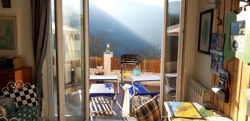 Un balcón con sillas y una mesa en el patio. en Il Debbio, en Riccò del Golfo di Spezia