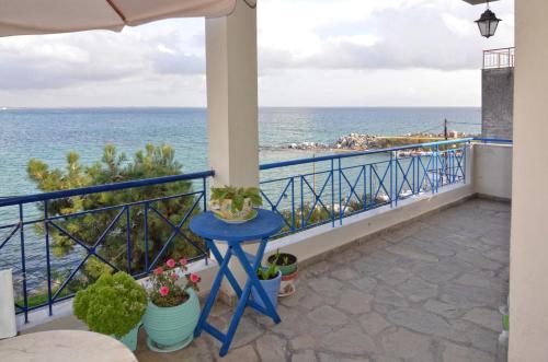 Elle comprend un balcon offrant une vue sur l'océan. dans l'établissement La Casa di Anastasia - Panorama Nea Karvali, à Néa Karváli