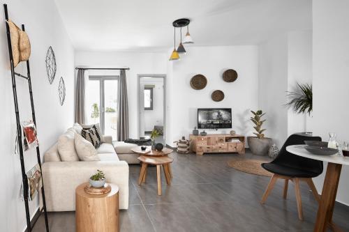 TV a/nebo společenská místnost v ubytování Pnoi Luxury Suites