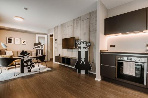 a room with a kitchen and a living room at Timehouse Serviced Apartments in Munich