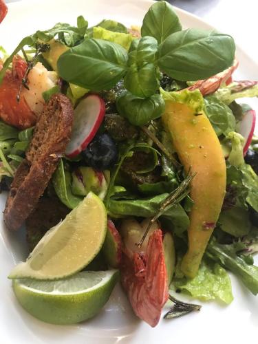 a salad on a white plate with lime slices at König`s Hotel am Schlosspark in Rheda-Wiedenbrück