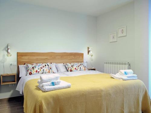 1 dormitorio con 2 camas y toallas. en Apartamento Estella-Lizarra, en Estella