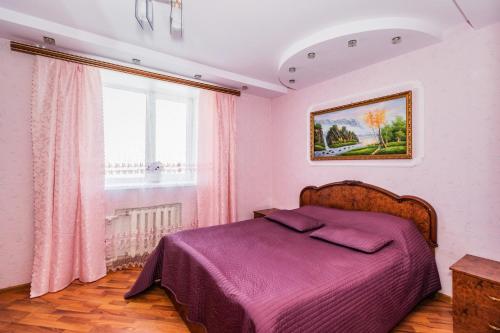 Un pat sau paturi într-o cameră la Apartment House