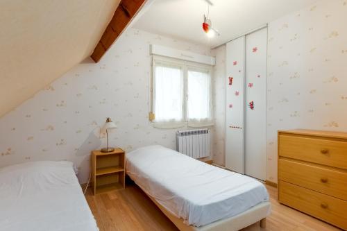 Cama ou camas em um quarto em 4 Bedroomed Near Disneyland Paris