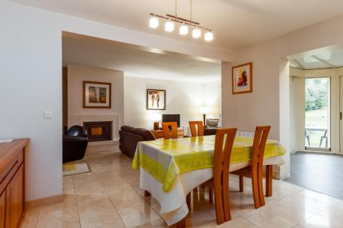 sala de estar con mesa de comedor y sofá en 4 Bedroomed Near Disneyland Paris, en Coupvray