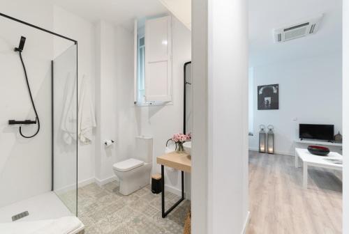 a white bathroom with a toilet and a sink at Victoria Site-Luxury Center in Valencia