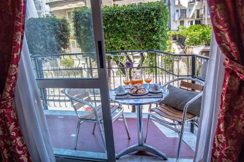 a balcony with a table with drinks on it at Hotel Piccolo Sogno in Pompei