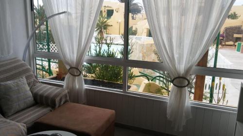 A seating area at APARTAMENTO CON JACUZZI VISTAS A LA PISCINA