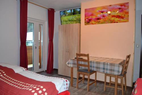 Televízia a/alebo spoločenská miestnosť v ubytovaní Apartment Holiday Lungötz