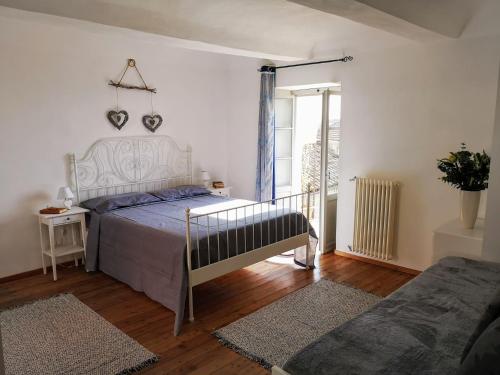 1 dormitorio con cama y ventana grande en La Maggiorina, en Agliano Terme