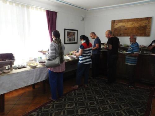 un grupo de personas de pie en una cocina preparando comida en Urcu Hotel, en Antalya