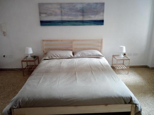 1 cama grande en un dormitorio con 2 mesitas de noche en Montesanto 116, en Cosenza