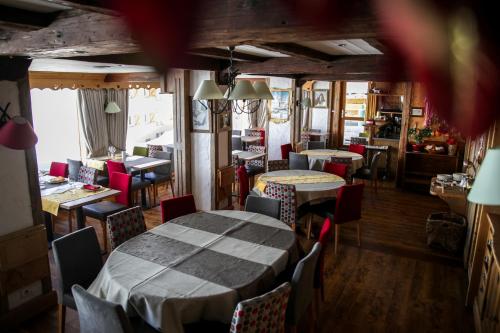 a room filled with furniture and a table at Le Paquis in Tignes