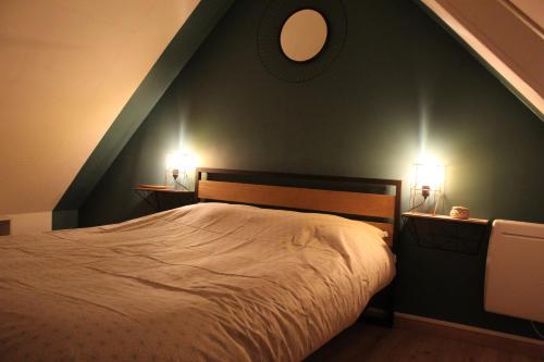 En eller flere senge i et værelse på Chalet calme et cosy entre terre et mer