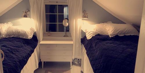 a bedroom with two beds and a window at Narnia Lodge Lofoten in Gimsøy