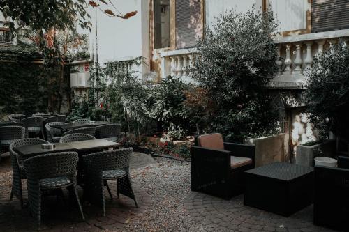 an outdoor seating area with tables and chairs at Hôtel Crystal Reims Centre in Reims