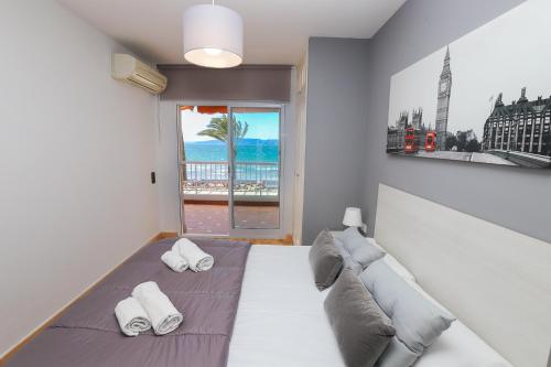 1 dormitorio con 1 cama y vistas al océano en DIFFERENTFLATS Altair, en Salou