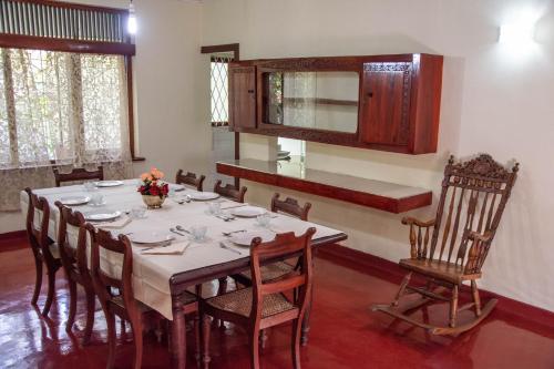 ein Esszimmer mit Tisch und Stühlen in der Unterkunft Tenora Apartment in Kandy