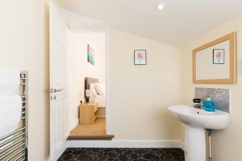 Vannituba majutusasutuses Leamington Spa Town House 2-Bed, 2 Bath