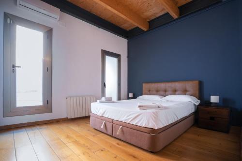 バルセロナにあるLoft Paseo de Graciaの青い壁のベッドルーム1室(大型ベッド1台付)