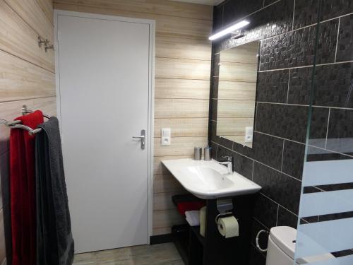 a bathroom with a sink and a mirror at Perle de Clugny in Sainte-Rose