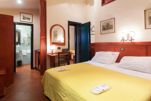 una camera da letto con un letto e asciugamani di Hotel Toledo a Napoli