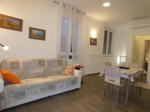 sala de estar con sofá y mesa en Loft La Conchiglia, en La Spezia